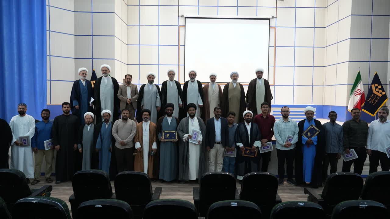 جامعۃ المصطفیٰ العالمیہ میں نئے تعلیمی سال کا آغاز؛ علم و معرفت کے فروغ میں نمایاں خدمات انجام دینے والے طلبہ میں اسناد و انعامات تقسیم