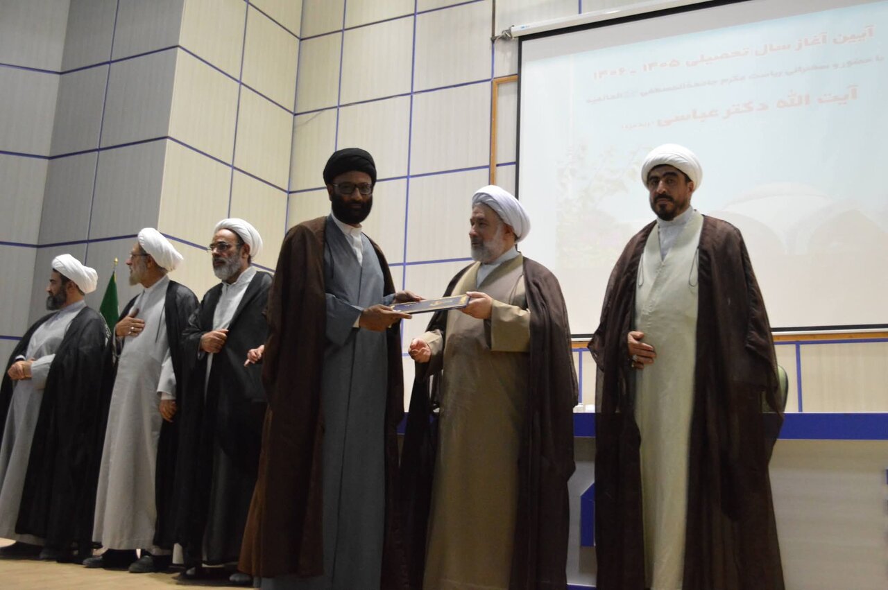 جامعۃ المصطفیٰ العالمیہ میں نئے تعلیمی سال کا آغاز؛ علم و معرفت کے فروغ میں نمایاں خدمات انجام دینے والے طلبہ میں اسناد و انعامات تقسیم