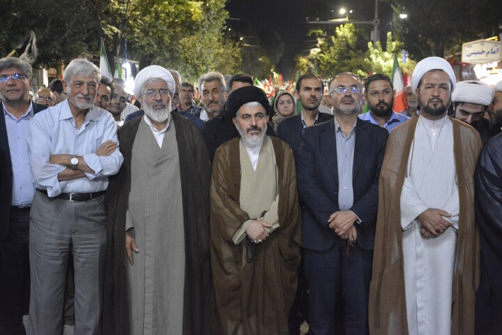 تصاویر/ سخنرانی معاون تبلیغ و امور فرهنگی حوزه علمیه در تجمع شبانه مردم ارومیه