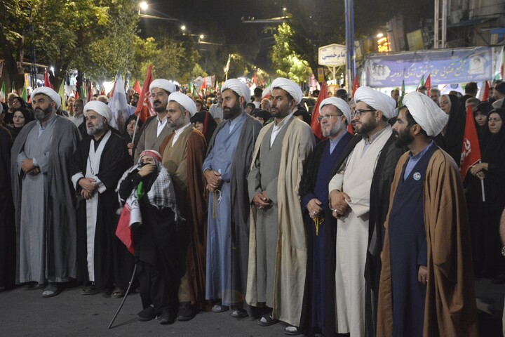 تصاویر/ سخنرانی معاون تبلیغ و امور فرهنگی حوزه علمیه در تجمع شبانه مردم ارومیه