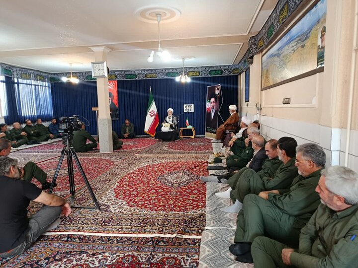 تصاویر/حضور جمعی از رزمندگان اسلام شهر اراک در درس تفسیر نماینده ولی‌فقیه در استان مرکزی