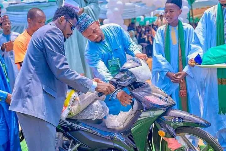 تجلی محبت نبوی در کانو؛ توزیع گسترده هدایا میان همنامان پیامبر(ص) و اهلبیت(ع)