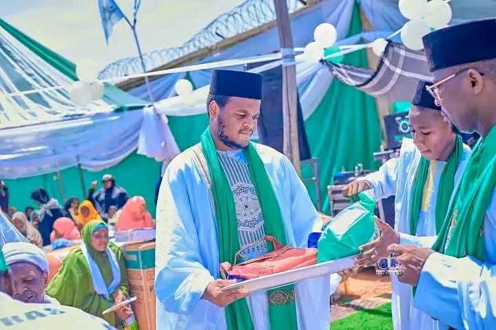 تجلی محبت نبوی در کانو؛ توزیع گسترده هدایا میان هم‌نامان پیامبر(ص) و اهل‌بیت(ع)