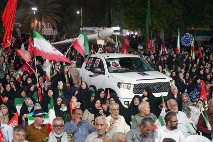 تصاویر/ اجتماع شبانه بوشهری‌ها در دفاع از وطن