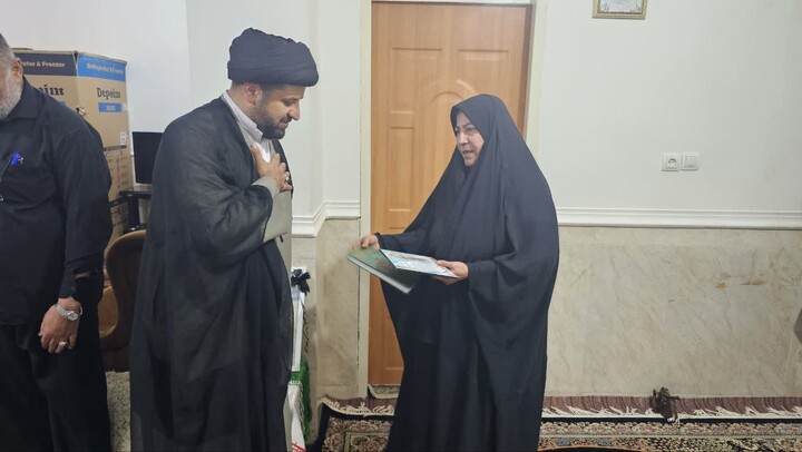 تصاویر/ دیدار نماینده آیت‌الله حسینی بوشهری با خانواده شهدای شهرستان دیر