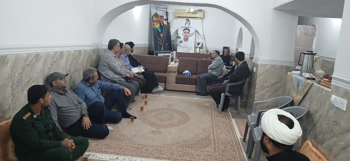 تصاویر/ دیدار نماینده آیت‌الله حسینی بوشهری با خانواده شهدای شهرستان دیر