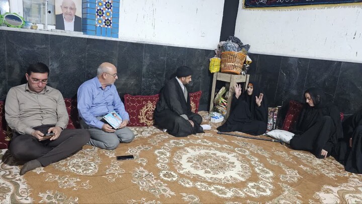 تصاویر/ دیدار نماینده آیت‌الله حسینی بوشهری با خانواده شهدای شهرستان دیر