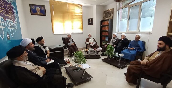 تصاویر/ جلسه هم اندیشی اعضای قرارگاه تبلیغ دینی در دفتر آیت الله جوادی آملی در شهرستان آمل