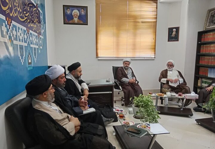 تصاویر/ جلسه هم اندیشی اعضای قرارگاه تبلیغ دینی در دفتر آیت الله جوادی آملی در شهرستان آمل