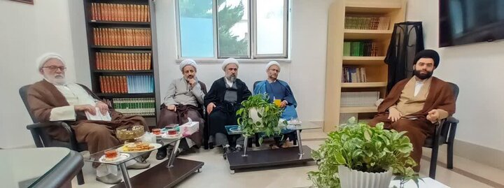 تصاویر/ جلسه هم اندیشی اعضای قرارگاه تبلیغ دینی در دفتر آیت الله جوادی آملی در شهرستان آمل