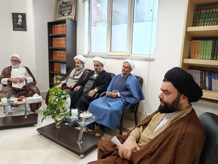 تصاویر/ جلسه هم اندیشی اعضای قرارگاه تبلیغ دینی در دفتر آیت الله جوادی آملی در شهرستان آمل
