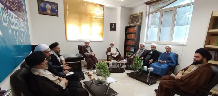 تصاویر/ جلسه هم اندیشی اعضای قرارگاه تبلیغ دینی در دفتر آیت الله جوادی آملی در شهرستان آمل