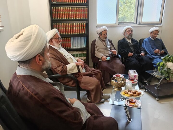 تصاویر/ جلسه هم اندیشی اعضای قرارگاه تبلیغ دینی در دفتر آیت الله جوادی آملی در شهرستان آمل