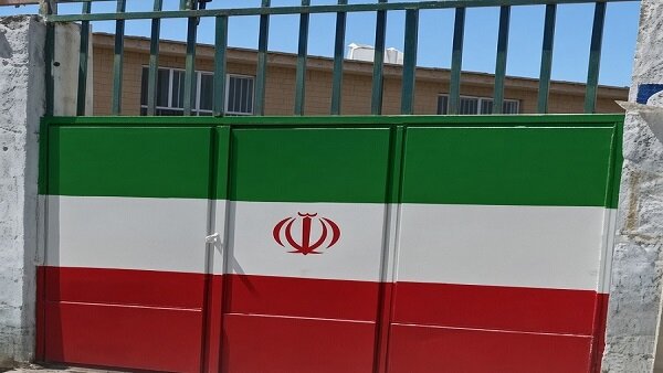 رنگآمیزی دبیرستان دو شهید هرسین به همت گروه جهادی پایگاه شهید پیامی+عکس