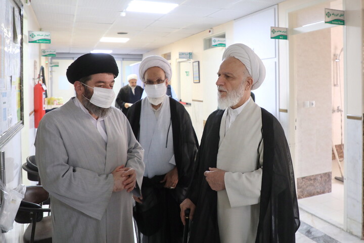 تصاویر/ عیادت نمایندۀ رهبر معظم انقلاب از آیت‌الله العظمی شبیری‌زنجانی