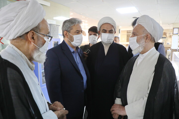 تصاویر/ عیادت نمایندۀ رهبر معظم انقلاب از آیت‌الله العظمی شبیری‌زنجانی