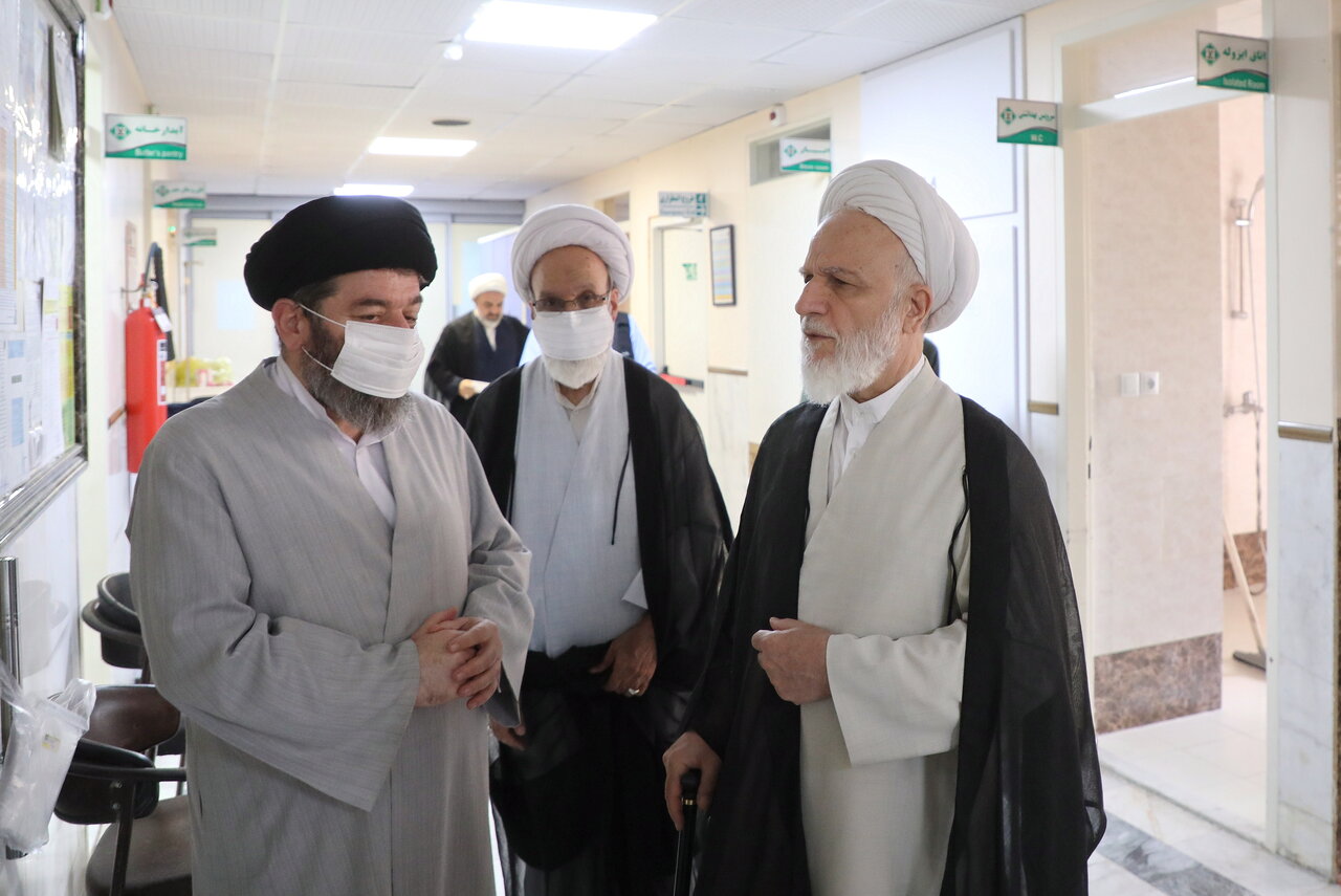 تصاویر/ عیادت نمایندۀ رهبر معظم انقلاب از آیت‌الله العظمی شبیری‌زنجانی