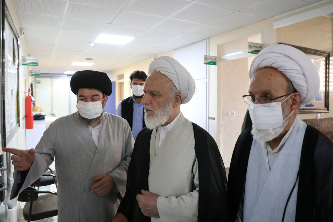 تصاویر/ عیادت نمایندۀ رهبر معظم انقلاب از آیت‌الله العظمی شبیری‌زنجانی