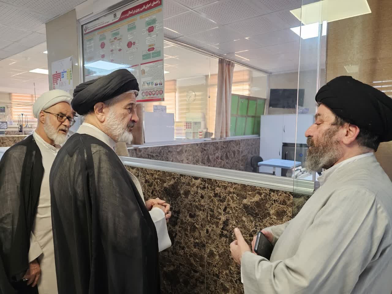 عیادت نماینده رئیس‌جمهور از آیت‌الله العظمی شبیری‌زنجانی