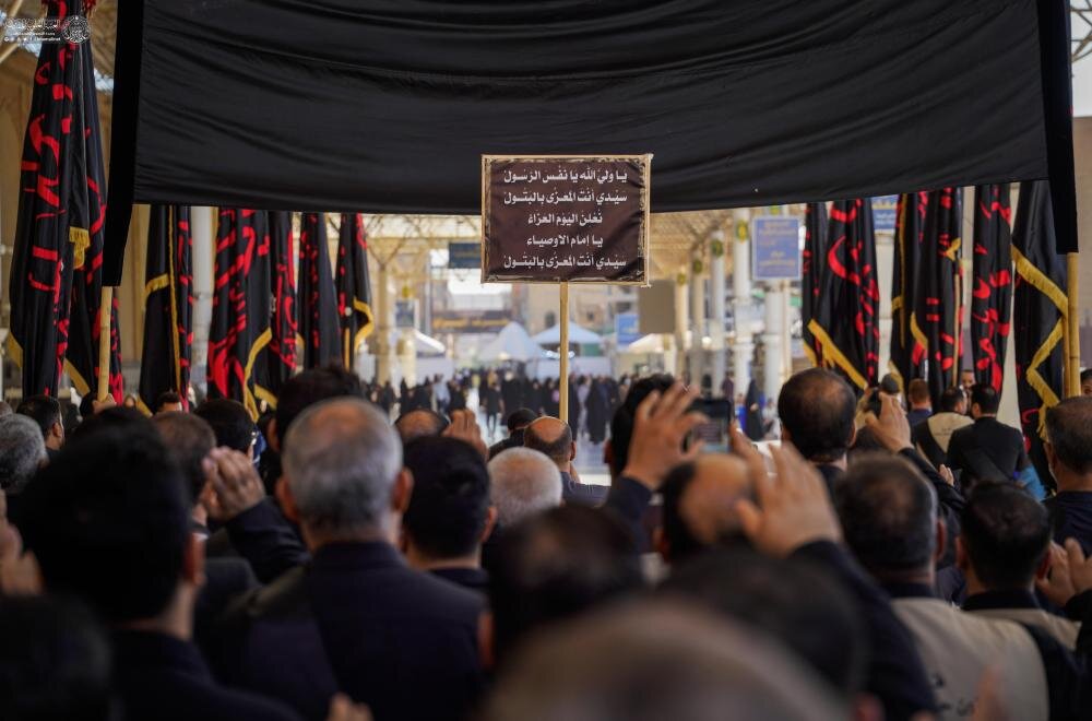 موكب العتبة العلويّة يُحيي ذكرى شهادة الزهراء (عليها السلام) بحسب الرواية الأولى
