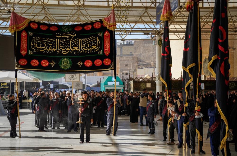 موكب العتبة العلويّة يُحيي ذكرى شهادة الزهراء (عليها السلام) بحسب الرواية الأولى