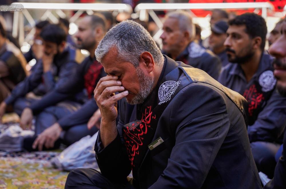 موكب العتبة العلويّة يُحيي ذكرى شهادة الزهراء (عليها السلام) بحسب الرواية الأولى