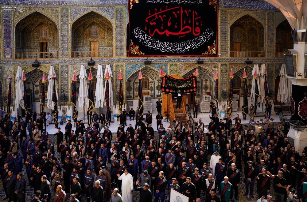 موكب العتبة العلويّة يُحيي ذكرى شهادة الزهراء (عليها السلام) بحسب الرواية الأولى