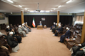 تصاویر /  دیدار جمعی از طلاب و مبلغین میز گفت‌گوی مردمی در میدان امام خمینی(ره) با امام جمعه همدان