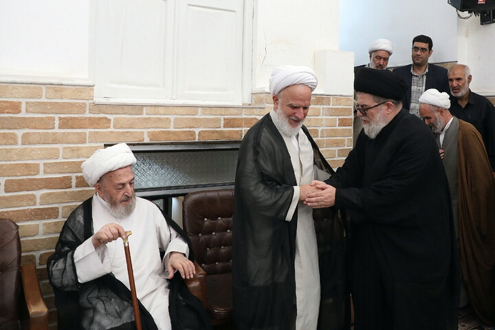 حضور مراجع، علما و شخصیت های حوزوی در دفتر مرحوم آیت‌الله العظمی شبیری زنجانی برای عرض تسلیت