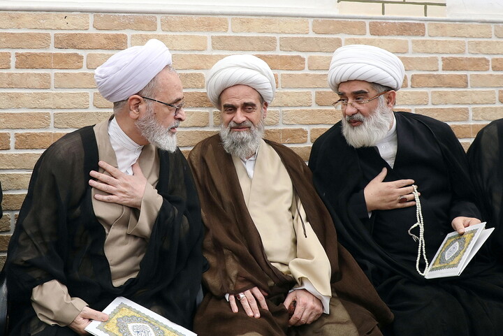 حضور مراجع، علما و شخصیت های حوزوی در دفتر مرحوم آیت‌الله العظمی شبیری زنجانی برای عرض تسلیت