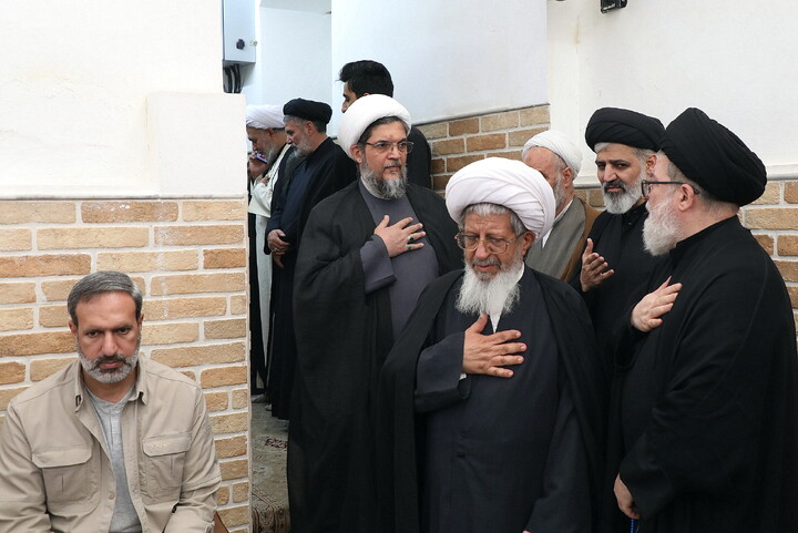 حضور مراجع، علما و شخصیت های حوزوی در دفتر مرحوم آیت‌الله العظمی شبیری زنجانی برای عرض تسلیت