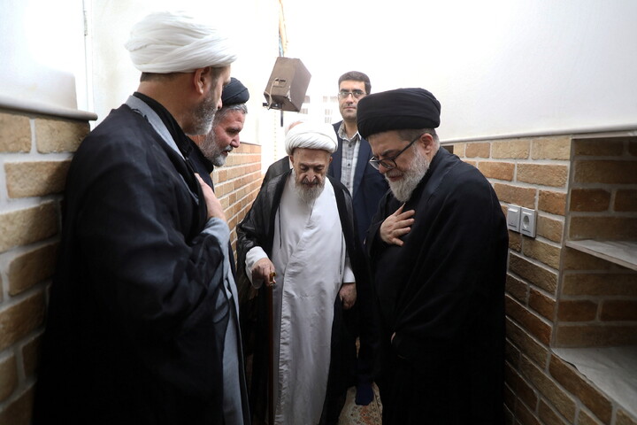حضور مراجع، علما و شخصیت های حوزوی در دفتر مرحوم آیت‌الله العظمی شبیری زنجانی برای عرض تسلیت