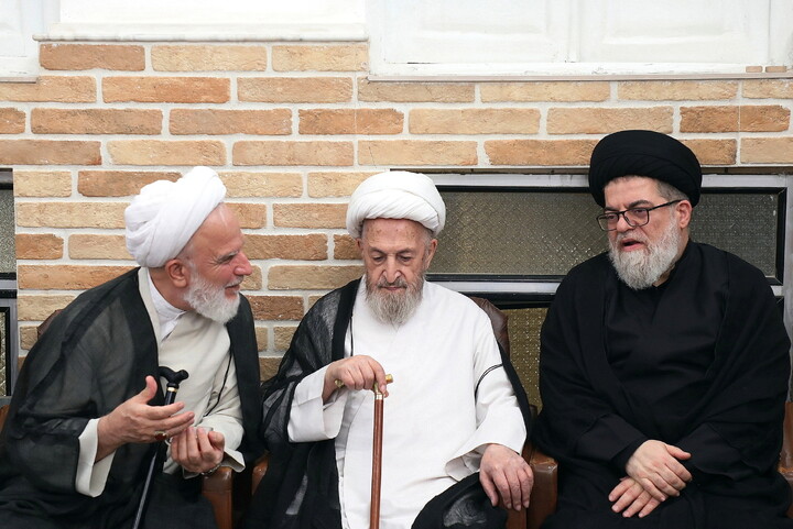 تصاویر/ حضور مراجع، علما و شخصیت های حوزوی در دفتر آیت‌الله الظمی شبیری زنجانی برای عرض تسلیت