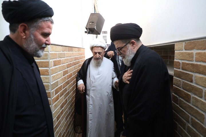 حضور مراجع، علما و شخصیت های حوزوی در دفتر مرحوم آیت‌الله العظمی شبیری زنجانی برای عرض تسلیت
