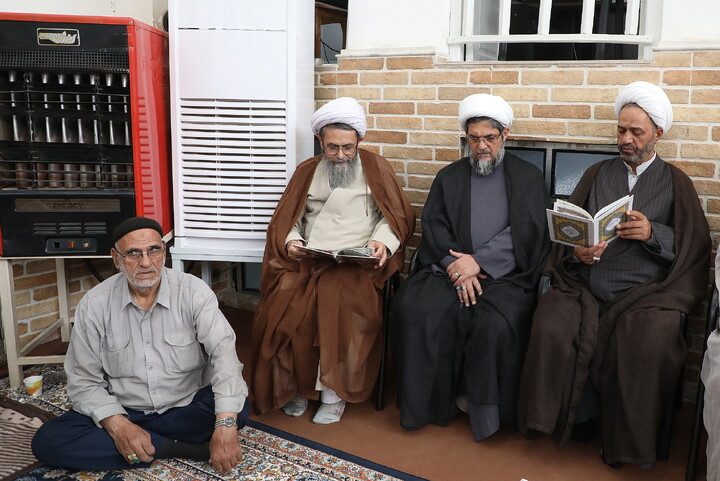 حضور مراجع، علما و شخصیت های حوزوی در دفتر مرحوم آیت‌الله العظمی شبیری زنجانی برای عرض تسلیت