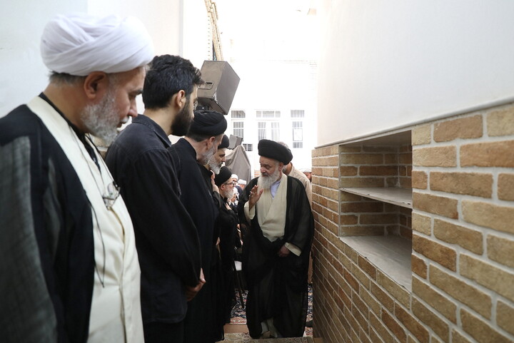 حضور مراجع، علما و شخصیت های حوزوی در دفتر مرحوم آیت‌الله العظمی شبیری زنجانی برای عرض تسلیت