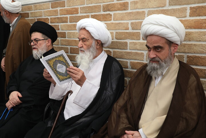 حضور مراجع، علما و شخصیت های حوزوی در دفتر مرحوم آیت‌الله العظمی شبیری زنجانی برای عرض تسلیت