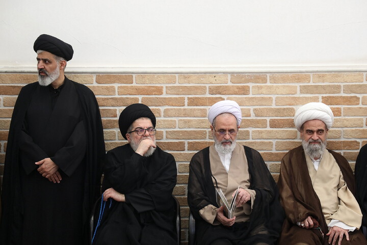 حضور مراجع، علما و شخصیت های حوزوی در دفتر مرحوم آیت‌الله العظمی شبیری زنجانی برای عرض تسلیت