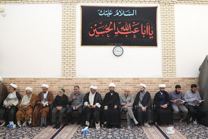 حضور مراجع، علما و شخصیت های حوزوی در دفتر مرحوم آیت‌الله العظمی شبیری زنجانی برای عرض تسلیت