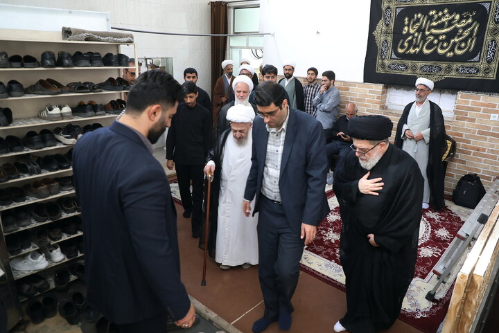 حضور مراجع، علما و شخصیت های حوزوی در دفتر مرحوم آیت‌الله العظمی شبیری زنجانی برای عرض تسلیت