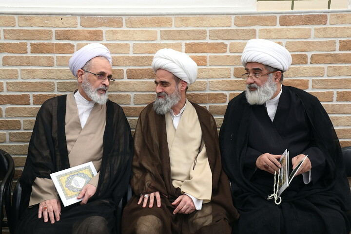 حضور مراجع، علما و شخصیت های حوزوی در دفتر مرحوم آیت‌الله العظمی شبیری زنجانی برای عرض تسلیت