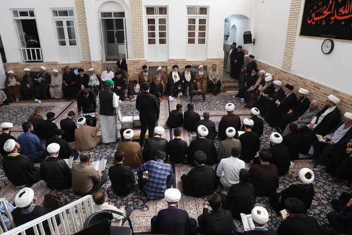 حضور مراجع، علما و شخصیت های حوزوی در دفتر مرحوم آیت‌الله العظمی شبیری زنجانی برای عرض تسلیت
