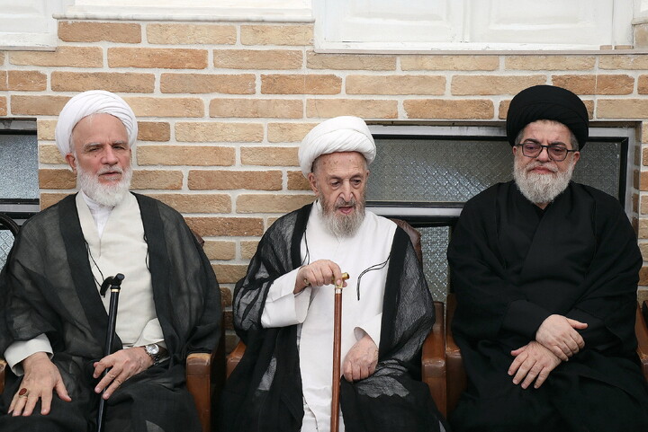 حضور مراجع، علما و شخصیت های حوزوی در دفتر مرحوم آیت‌الله العظمی شبیری زنجانی برای عرض تسلیت