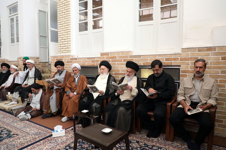 حضور مراجع، علما و شخصیت های حوزوی در دفتر مرحوم آیت‌الله العظمی شبیری زنجانی برای عرض تسلیت