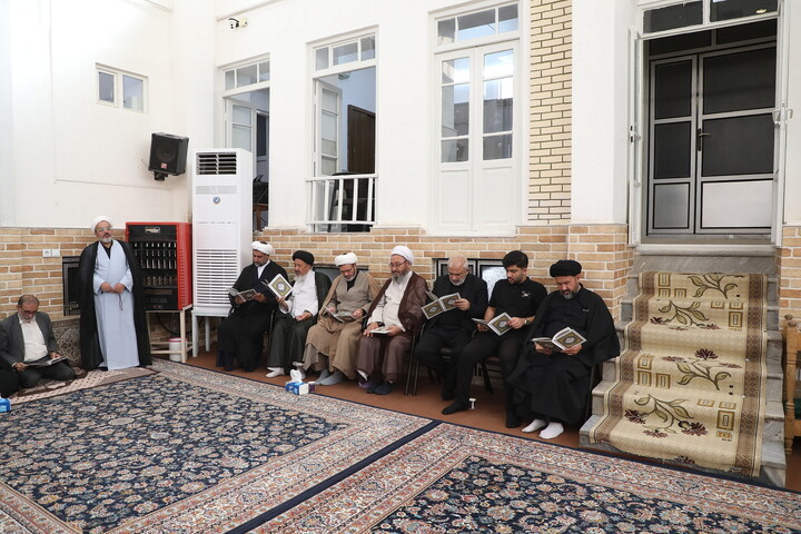 حضور مراجع، علما و شخصیت های حوزوی در دفتر مرحوم آیت‌الله العظمی شبیری زنجانی برای عرض تسلیت