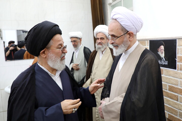 حضور مراجع، علما و شخصیت های حوزوی در دفتر مرحوم آیت‌الله العظمی شبیری زنجانی برای عرض تسلیت