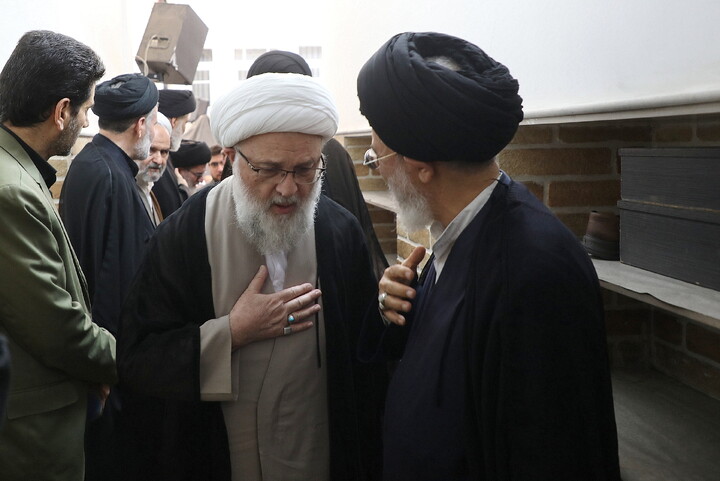 حضور مراجع، علما و شخصیت های حوزوی در دفتر مرحوم آیت‌الله العظمی شبیری زنجانی برای عرض تسلیت
