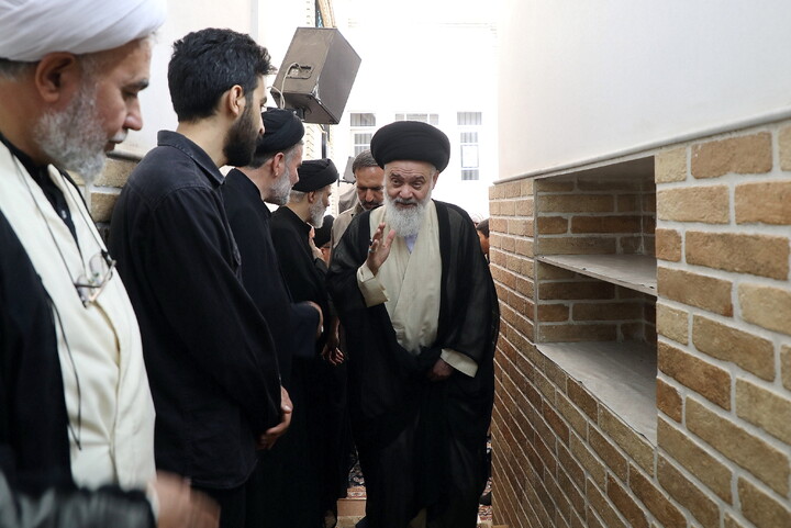 حضور مراجع، علما و شخصیت های حوزوی در دفتر مرحوم آیت‌الله العظمی شبیری زنجانی برای عرض تسلیت