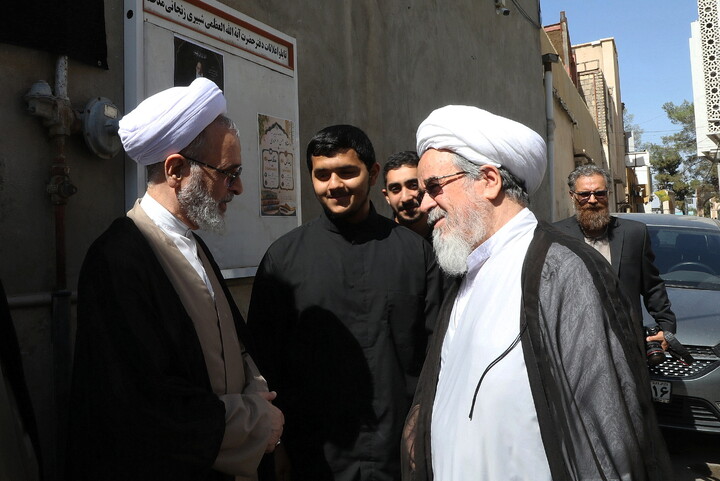 حضور مراجع، علما و شخصیت های حوزوی در دفتر مرحوم آیت‌الله العظمی شبیری زنجانی برای عرض تسلیت