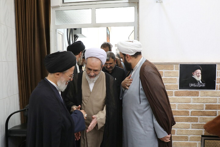 حضور مراجع، علما و شخصیت های حوزوی در دفتر مرحوم آیت‌الله العظمی شبیری زنجانی برای عرض تسلیت